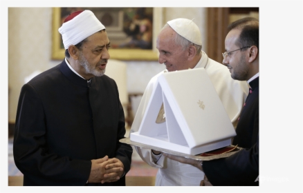 Pope And Top Imam Embrace In Historic Meeting At Vatican - Grand Mufti Of Al Azhar, HD Png Download, Transparent PNG