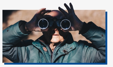 Man Looking Through Binoculars - Bird Watching Goggles, HD Png Download, Transparent PNG