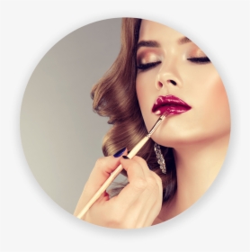 Hand Of Make-up Master, Painting Lips Of Young Beautiful - Maquillage Fêtes De Fin D Année, HD Png Download, Transparent PNG