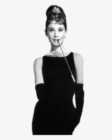 Audrey Hepburn Standing - Audrey Hepburn Black Dress And Pearls, HD Png Download, Transparent PNG