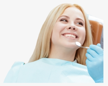 Smiling Female In Dentist Chair Looks At Nearby Dentist - Girl, HD Png Download, Transparent PNG