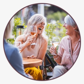 Older Women Talking And Drinking Wine - Old Women Drinking Wine, HD Png Download, Transparent PNG